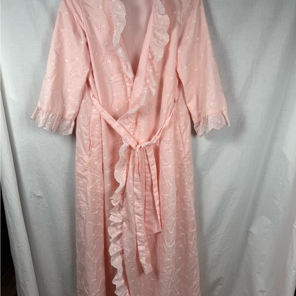 Elegant Pink Eyelet Lace Trim Robe Vintage 50s 60s